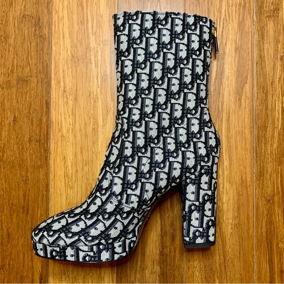 NWB Di0R (Inspired) Heeled Logo Booties *Size 40/8.5 - Picture 5 of 16